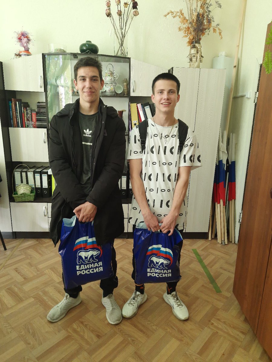 Rodniki_ER's tweet photo. От местного отделения вручили 10 продуктовых наборов ребятам, учащимся политехнического колледжа, которые имеют категорию сироты и проживают в общежитии. #EP37 #Родниковскийрайон #Ивановскаяобласть https://t.co/kBzdM2QVbK
