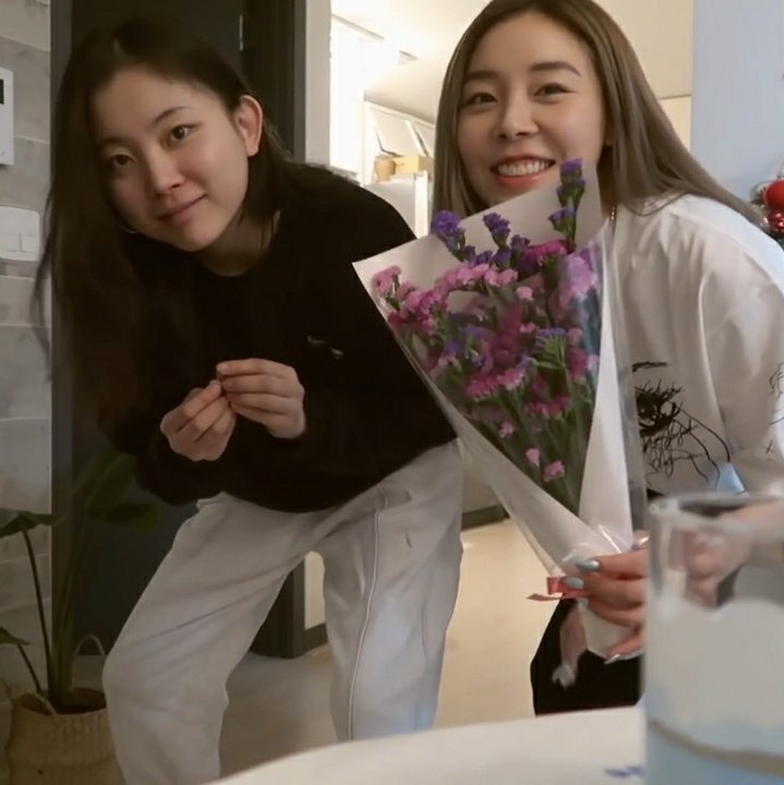 119gifs's tweet photo. "a flower gave a gift to a flower." https://t.co/z7mMjUW97z
