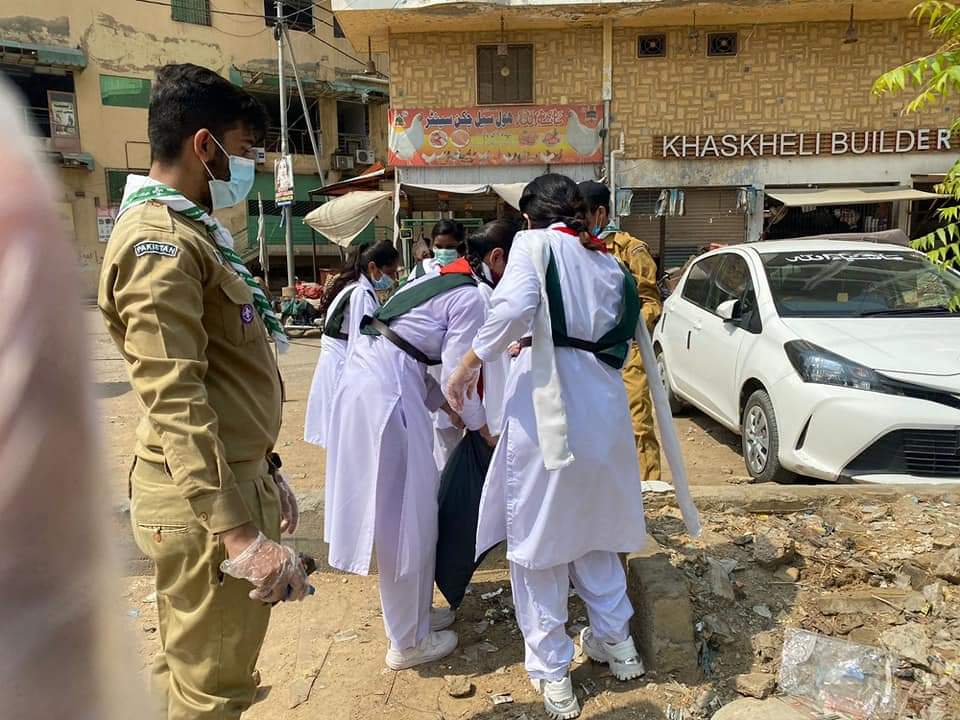 salmanayub302's tweet photo. Girls Guides &amp; Scouts cleaning the area, SUPARCO Road Near Dow University and Hospital Ojha Campus.
@murtazawahab1 
@SyedNasirHShah 
@SaeedGhani1 
@IqbalSandh 

#scouts 
#GirlsGuide https://t.co/MTQEORiP2m