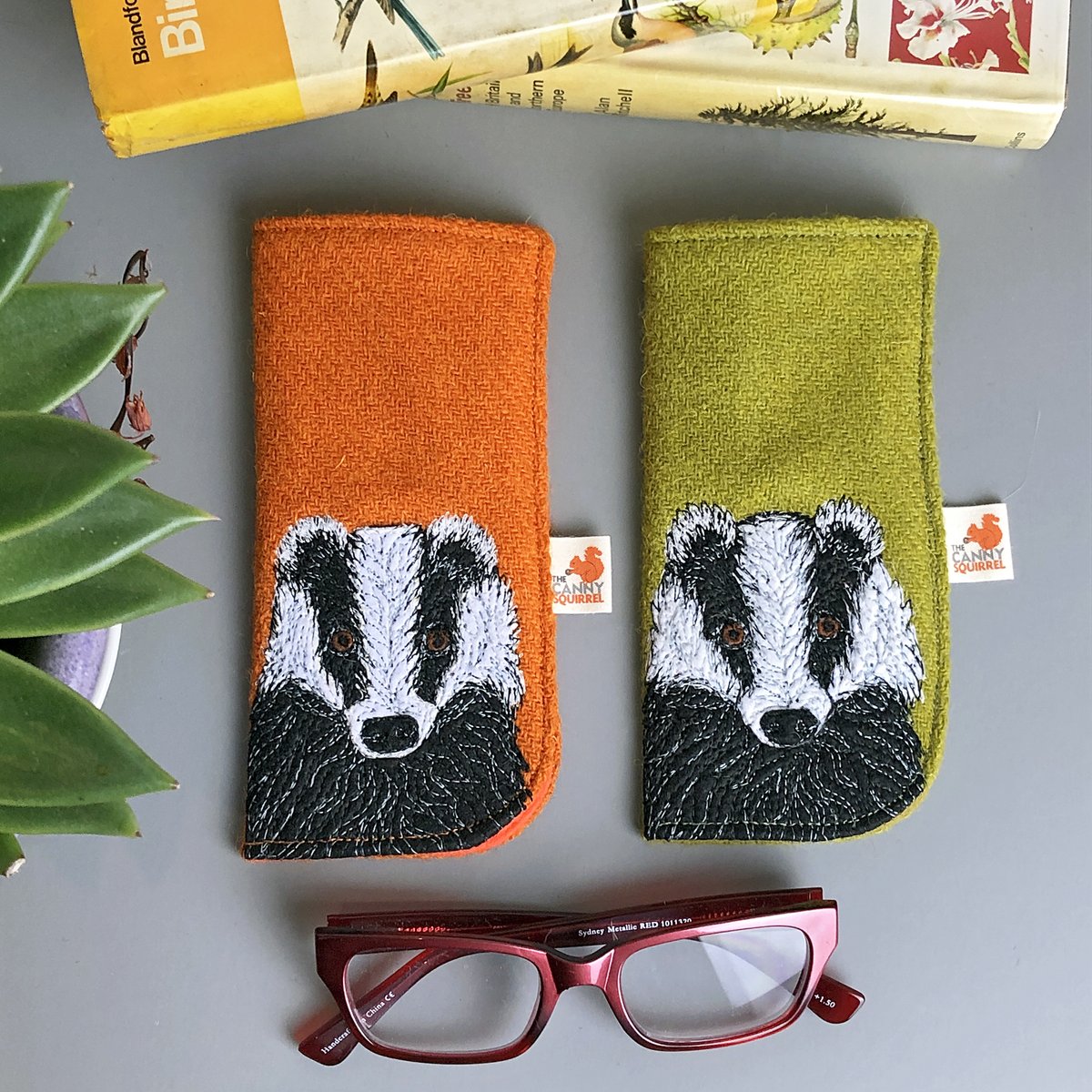 These badgers are channelling their autumnal vibes - stitched onto orange and green Harris Tweed which remind me of the changing colour of leaves #EarlyBiz #autumnal ow.ly/5i9X50GiPTI