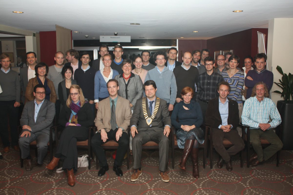 ~ Throwback Thursday ~

Senator Patrick Demolder bezorgde ons deze foto uit de iets minder recente doos 👀

We herkennen heel wat bekende gezichten naast en achter toenmalig voorzitter 2012-13, Nikolas Vanspeybrouck 🤩

#JCI #JCIBrugge #Back2Business #ThrowbackThursday