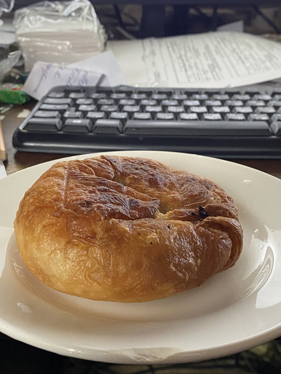 Вот и кончилась эпоха. У нас меняют поставщика питания на заводе, на что-то современное. А вот последний «тот самый СССР» беляшик. Буду скучать по ним.