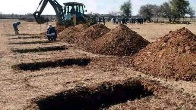 ERalethole's tweet photo. Remember in 2020 @MYANC dig 1mn graves for you, now 2021 they need your votes. Can you pls tell them to get the votes from that graves. #EFFWayawaya #VoteEFF2021 #FearFokolGeneration #VoteEFF #EFFTurns8 @EFFSouthAfrica https://t.co/GQ5inb4nkl
