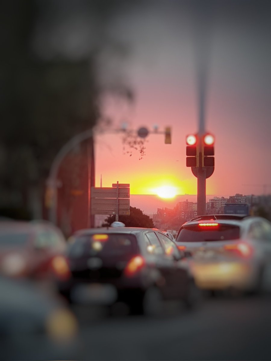 embruixdelluna's tweet photo. Vale la pena poner las calles para ver #amanecer #bcn #filosofando #esencia #embruix https://t.co/fdVqdKUesS