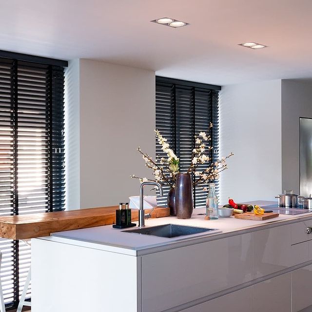 Een keuken is zoveel meer dan een plek om te koken. 🍲 Door het contrast in kleur maken deze zwarte jaloezieën de witte keuken echt helemaal af. 🖤🤍

#jaloezieën #raamdecoratie #raamdecoratieopmaat #keuken #raambekleding #verano #keukeninspiratie #inspiratie #interieur