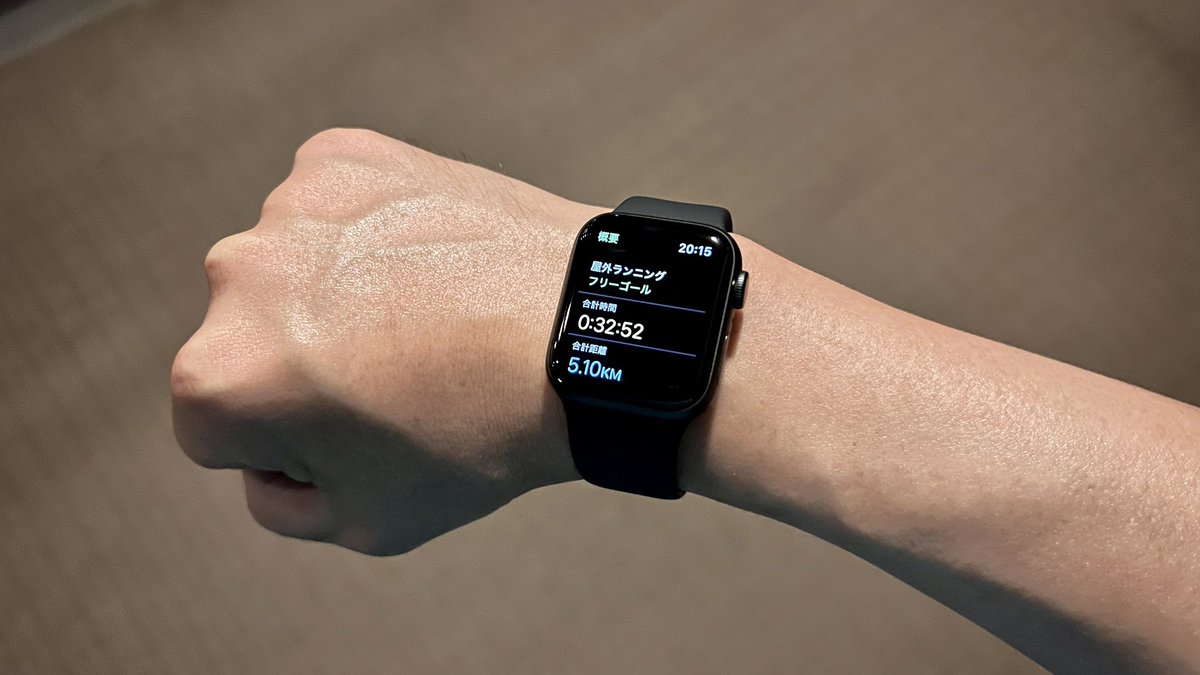 hashikan3's tweet image. Apple Watchの標準ランニングアプリ、イヤホンを接続した状態で走ってたら1km毎のラップタイムをSiriの音声で知らせてくれるようになってる。
細かい機能追加に気づいた時ってなんか嬉しいよね😊
ちなみにiPhone 13 Proでけっこう暗い場所で撮ってます。
#watchOS8 #iPhone13Pro