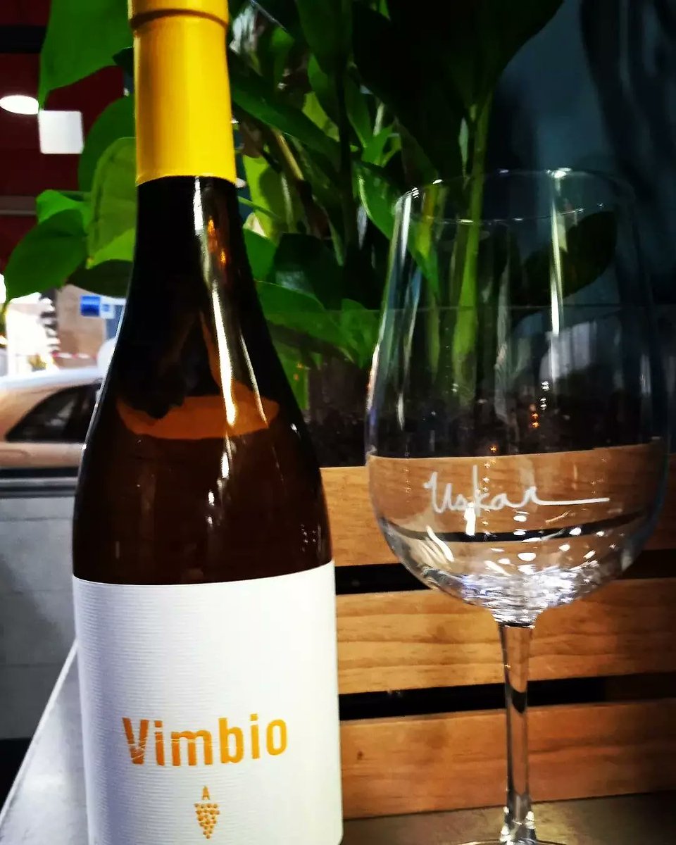 Albariño que nos recuerda a los vinos ancestrales de la comarca de O Rosal y que nos demuestra que un buen trabajo artesanal produce vinos como los de antes.

Un vino con toques de manzana ácida y frutas cítricas,menta salvaje,laurel e hinojo.

En boca fresco y amplio.