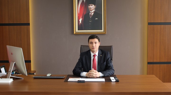 muhendisyenn's tweet photo. Artvin Kemalpaşa Kaymakamı Mehmet Faruk Saygın, kendisine "hoş geldiniz" diyerek elini uzatan öğretmeni “haddini bil" diyerek sınıftan kovdu.

 #Kaymakam https://t.co/4W7IFSFreB