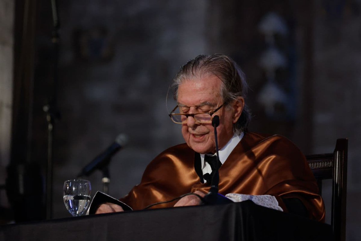 'L’art d’estructurar l’espai' és la definició d'#arquitectura que prefereix. “Però és, alhora, una disciplina condicionada per l’economia, la sociologia, la tecnologia i el conjunt de ciències humanes”, afegeix. “L’única utopia possible actualment és el Coneixement”.