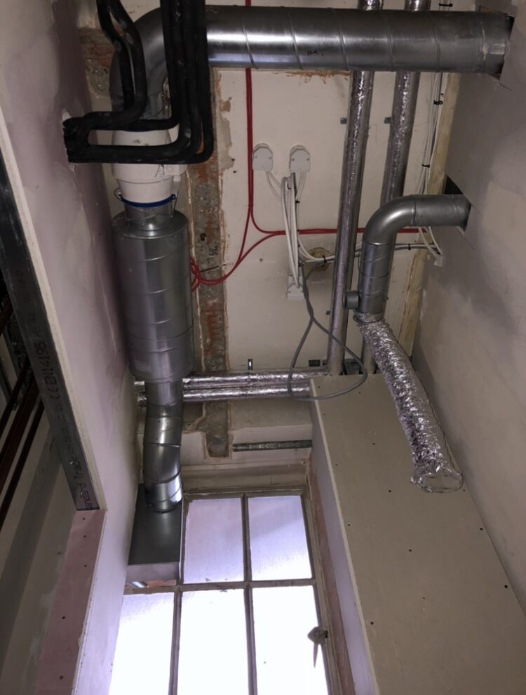 cshvac_ltd's tweet photo. From our ongoing project at Essex Street in Temple, London, pictured are wall-mounted fan coil chassis units, toilet extraction and the Big Foot support frame that our engineers have installed in the plant room in readiness for the VRV condensers to be crane lifted onto the roof. https://t.co/DwsEUktf0T