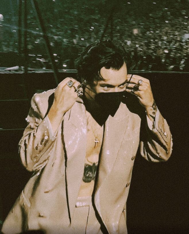 bfhstyles's tweet photo. he looks extremely handsome and sexy even wearing a mask https://t.co/po8vMIVFyG
