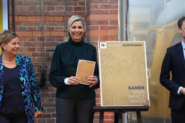 Vandaag is in het bijzijn van Koningin Máxima het initiatief #Hoofdzaken gelanceerd. Samen met <a href="/Hersenstichting/">Hersenstichting</a> <a href="/MIND/">d</a>, <a href="/ZonMw/">ZonMw</a> en @HealthHolland pleiten we voor een nationaal kennis- en innovatieprogramma hersen- en psychische gezondheid. Lees meer:
issuu.com/socialeimpact/…