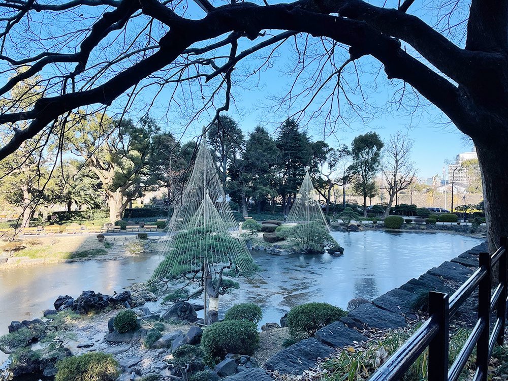 「日比谷公園に着きます!外堀の一部は池として残っており冬の朝に行ったら凍ってミシミ」|ナリムラ@ぷらっと江戸吉原連載中のイラスト