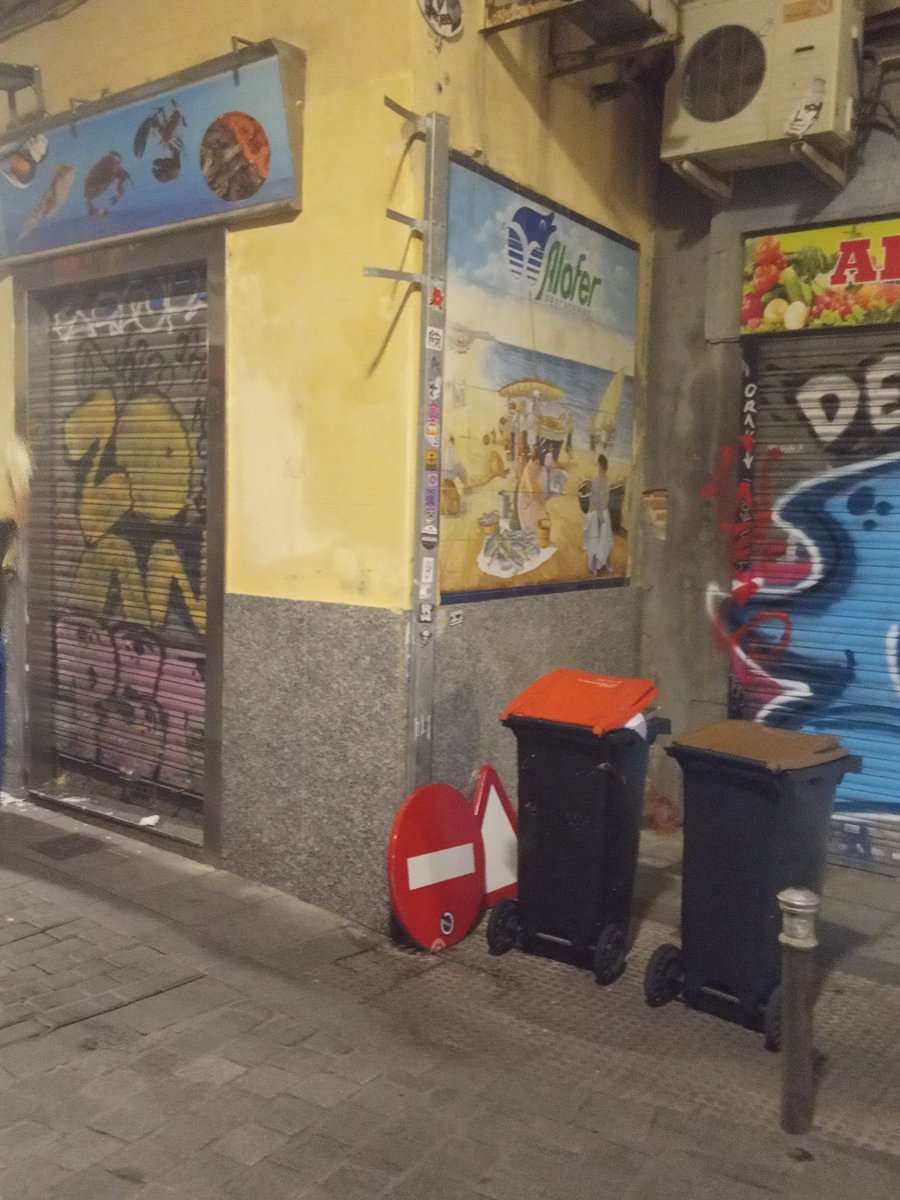 superrekero's tweet photo. @Lineamadrid Ayer a la altura del nº6 de la c/Esgrima,esquina con Amparo,aparecieron las señales de tráfico de"C.el paso"y"D.prohibida"en el suelo, hoy el poste ha amanecido https://t.co/rgoaRLnvvF sé si están cambiando las señales d las,d no ser sí,que las vuelvan a colocar https://t.co/tDKTUw1gn3