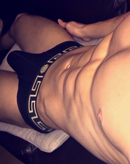 Who wants to come have a chill day with me on the sofa https://t.co/clprt5IiVV