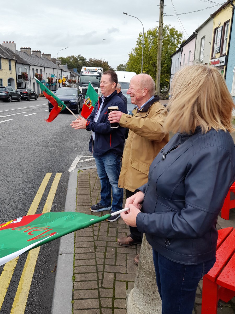 Guard of Honour from Pat Collins' Bar in Adare this morning as the cortege of the late Paddy Prendergast passed through en route to Shannon. Paddy never passed Adare without visiting Collins'. His many friends there paid tribute to him today. @MayoGAA  @MayoCnmB @LimkLeaderSport