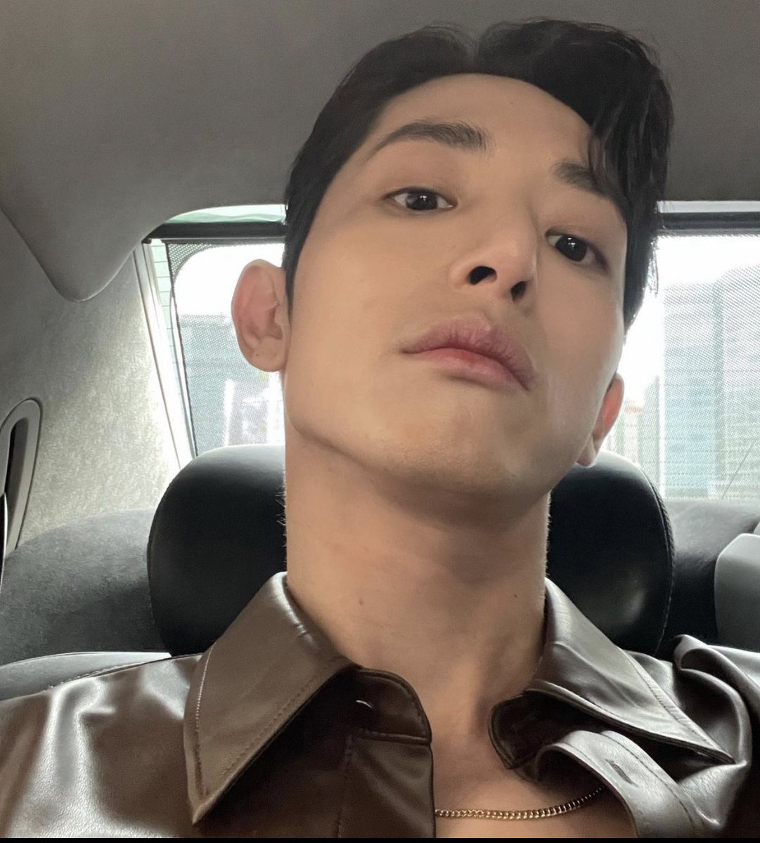 GOODPATTERM's tweet photo. Nama Andrew, hobi nya ngilang dan selfie di mobil. https://t.co/DxgJIBKLUI