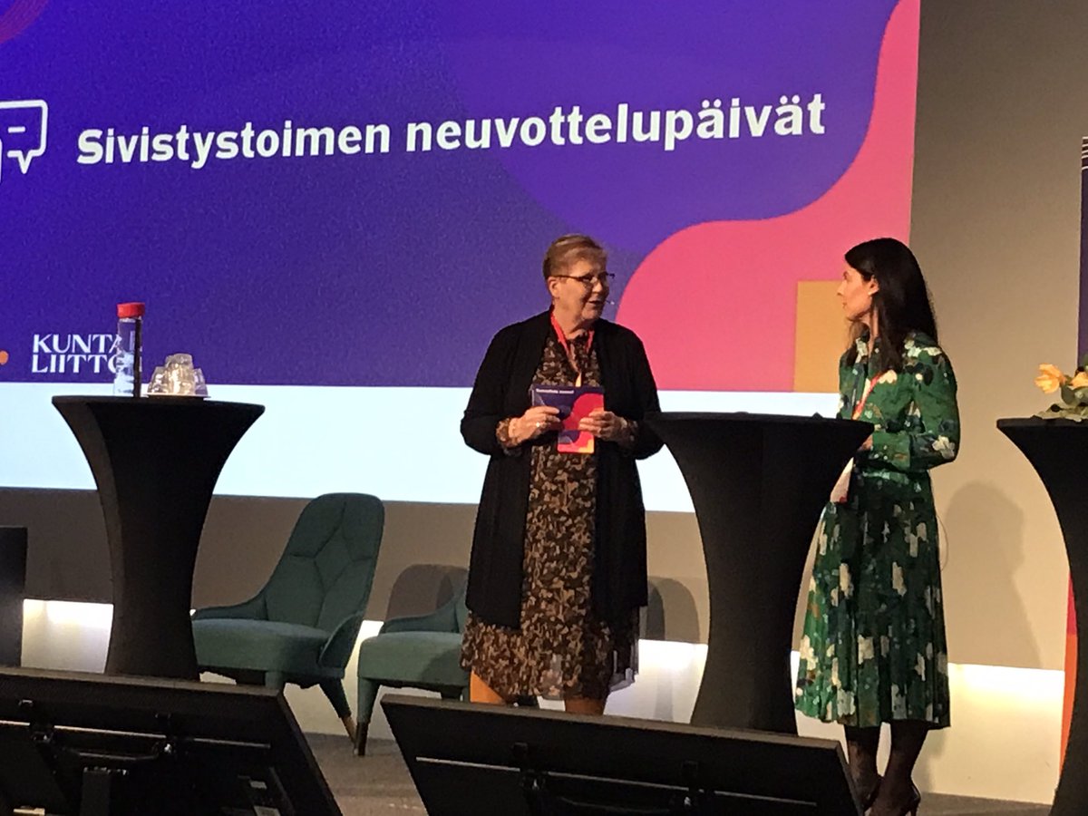 TiinaLarsson's tweet photo. #sivistysjohto koolla livenä Helsingissä. Sivistyksen suuntaa etsimässä. Ministeri Li Andersson valmistautuu. https://t.co/W1Y3kFwHDC