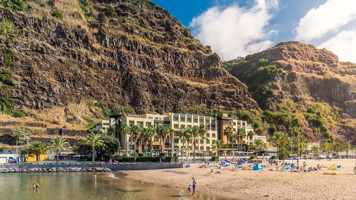 travelscoop_uk's tweet photo. #Deluxe #beachfront #Madeira with #lagoonpool from Β£379pp π¦ Details β https://t.co/mV7UbRxz0U π
7-nt #ALLINCLUSIVE stay w/flights & sea or mountain view room π
#Idyllic location with access to a golden #sandybeach & dramatic cliffsπ΄ #travelscoop #Portugal #LuxuryTravel #wow https://t.co/FWiufkGmUU