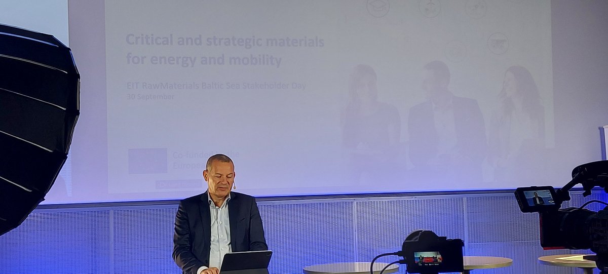 RNeitola's tweet photo. Korona hellittää otettaan. Vihdoin mahdollisuus keskustella kasvokkain tärkeästä aiheesta. Bernd Schäfer, CEO and Managing Director, EIT RawMaterials oli yksi tilaisuuden avaajista. #eitrawmaterials #innovation @GTK_FI https://t.co/HuVoMD9rqI https://t.co/yfu2qEUAA9