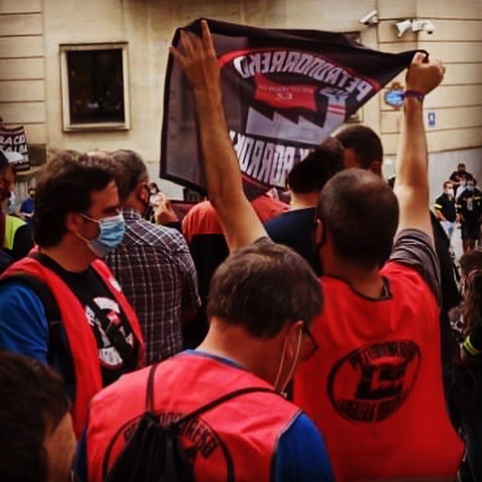 🚨ADI/ATENCIÓN🚨
🔴La dirección de Petronor comunica a la Autoridad Laboral que no continuará aplicando el ERTE. 
➡Triunfo de la plantilla! 
➡Se impone la razón frente a los intereses de los de siempre!
🔥Langileon borrokari esker lortu dugu!
#ActuarParaAvanzar 
#FelizJueves