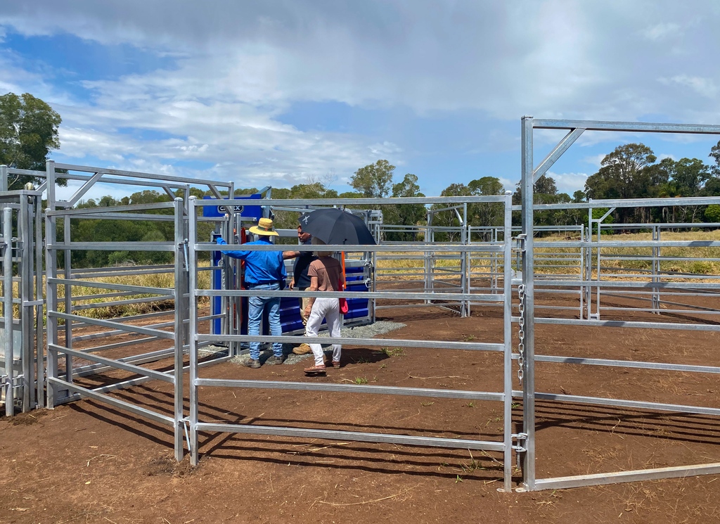 Here's Louise and Mick who got their new C36 yard & PGX600 crush up at Fernvale this morning 🐂🥧 Ruth and Tony popped out to help with the install, and suffice to say the couple are chuffed. We reckon their Belted Galloways will be pretty chuffed too 🐮