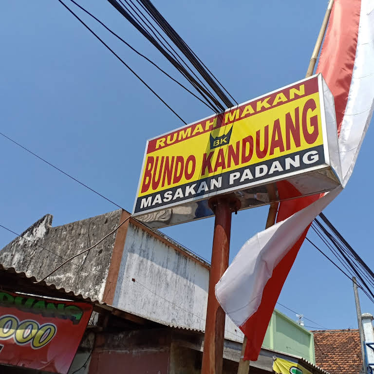 lampauin's tweet photo. A: Makan di rumah makan Padang bisa gratis lho!
B: Masa???
A: Iya, soalnya makan di RM Bundo Kanduang xixixix #jayus🤣😂 

Eee, tapi pada tau gak cerita tentang Bundo Kanduang di Alam Minangkabau? Baca bareng yuk di #UtasLampau kali ini. https://t.co/3Ye4UYqjWz