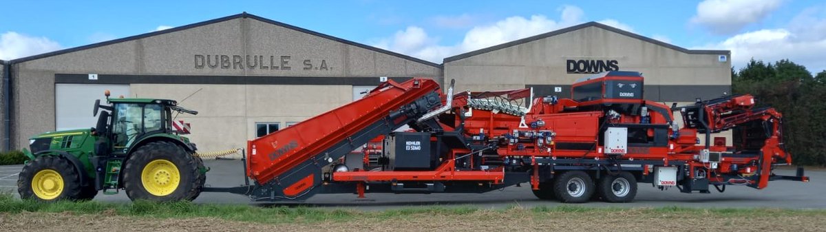 🟢WORLD PREMIERE🟢
Integration of the optical grader DOWNS CropVision into a DOWNS FieldLoader DFL240 🥔🥔.
The perfect combination to remove stones, clods, green potatoes, cut potatoes,.. in the field!
Only the good potatoes are moved: safety, comfort and profitability 🚜👍🥔