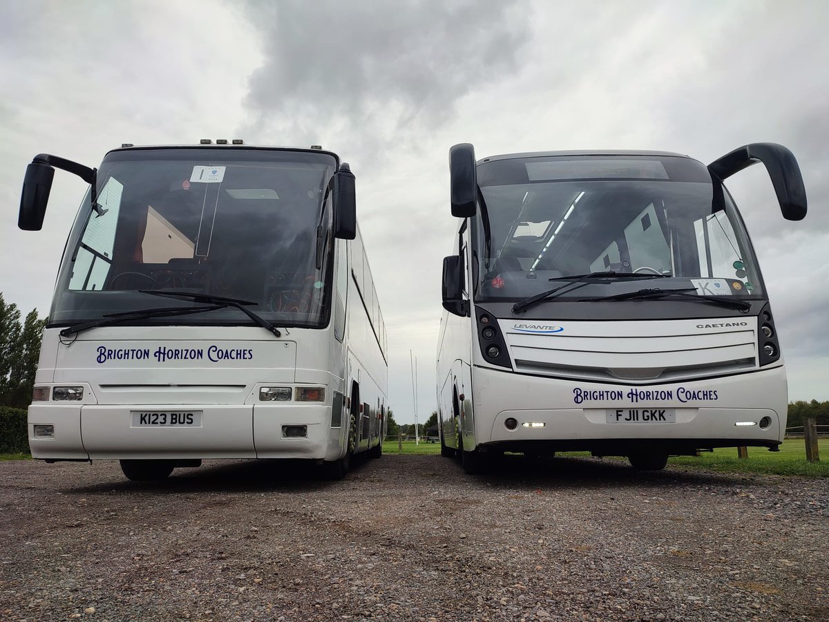 brightoncoaches's tweet photo. Grey start to the day but perfect capture of two generations of @VolvoBusUK on morning school runs #brightonhorizoncoaches #sussex #coach #bus #volvo #volvobus #volvocoach https://t.co/knlABt3OUR
