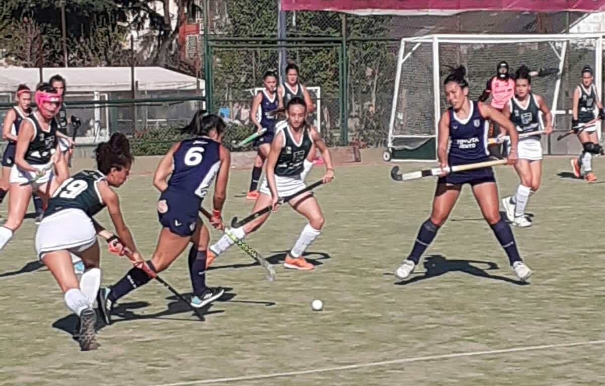 ferrocarriloest's tweet photo. #Hockey 🏑 Se jugó el finde una nueva fecha del torneo de @AAHBsAs. Las chicas de #Ferro cayeron 1-0 con #TristánSuárez en Caballito (📷). En tanto, los chicos golearon de visitante 5-0 a #EFILobos. Además triunfo de lxs chicxs de #Ferro B. La nota 👇🏼
https://t.co/XyJX3CLOyv https://t.co/JJQcofb2im