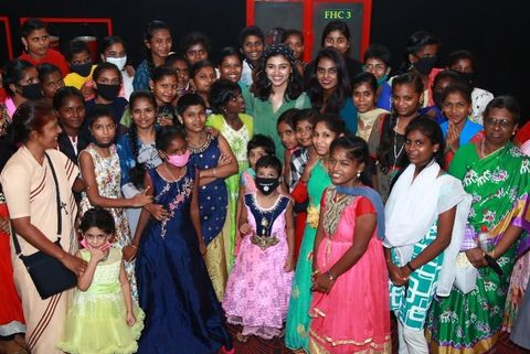 Actress #Oviya' s Bright smile amongst lots of children @OviyaaSweetz