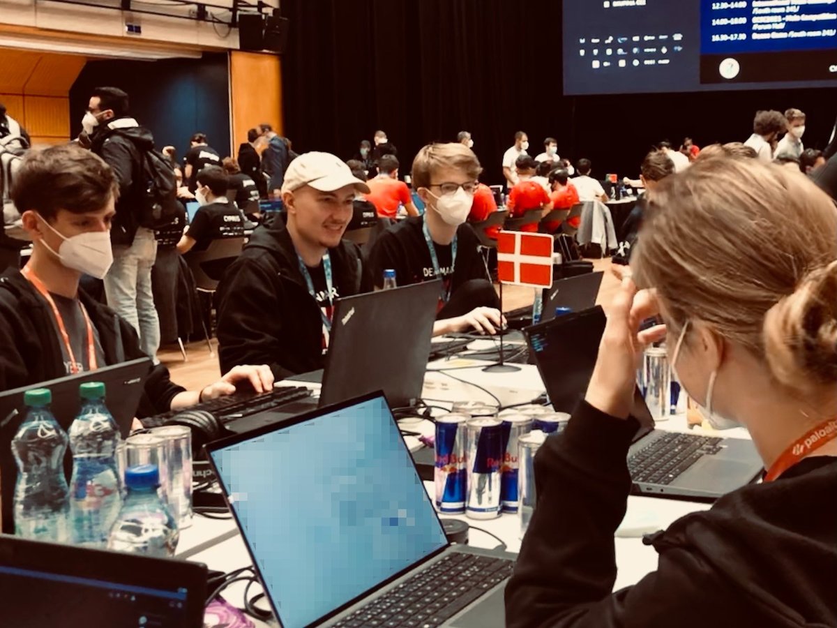 Dagen bliver intens, men stemningen og overskudet er højt på Cyberlandsholdet - her lige inden starten på dag 2.