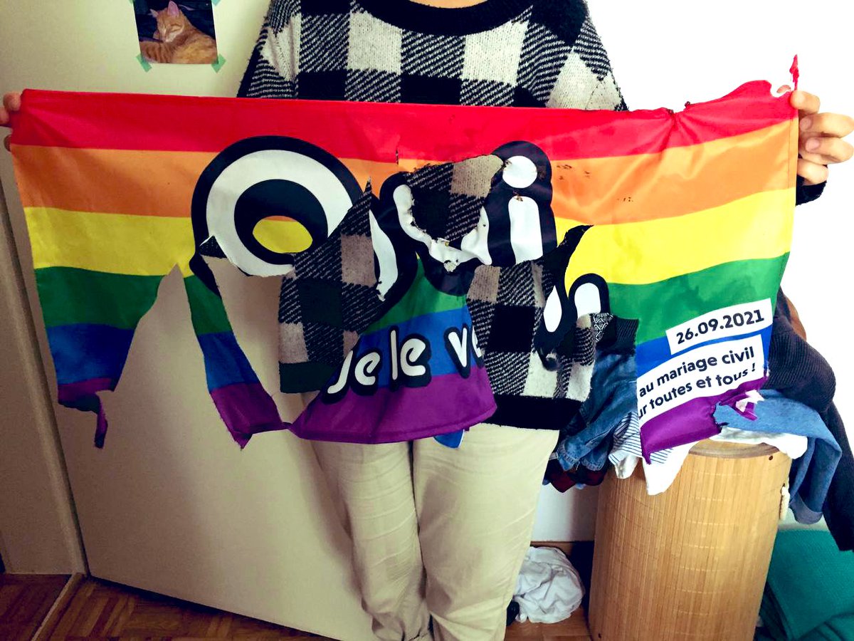 Sarigai2's tweet photo. Une collègue militante pour le @mariage_OUI a retrouvé son drapeau, qui avait été arraché de chez eux avent la votation de dimanche passé, devant leur porte. Il leurs a été “rendue” brûlé et découpé. C’est un acte claire d’#LGBTophobie, qui malheureusement n’est pas un acte isolé https://t.co/pr3GYdtcyU