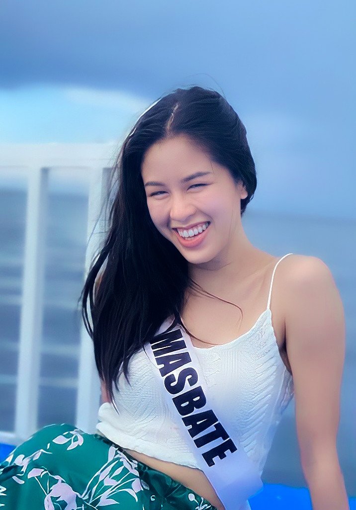I am beautiful because  i am me -- Kirsten Delavin 

KISSES PHENOMENAL QUEEN
#KISSESInspiresYOUniverse