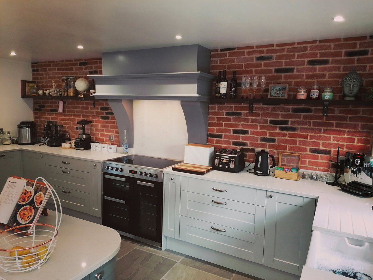 Our Olde Cottage Blend precast Brick slip tiles used as a kitchen splash back. higginscladding.co.uk #kitchendecor #kitchendesign