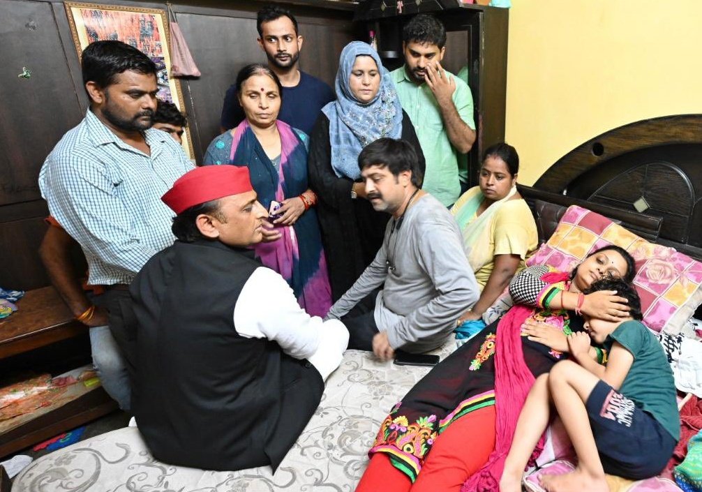 Polytikles's tweet photo. UP Chief minister meets the Family of Manish Gupta. https://t.co/a9zVpmqzD4