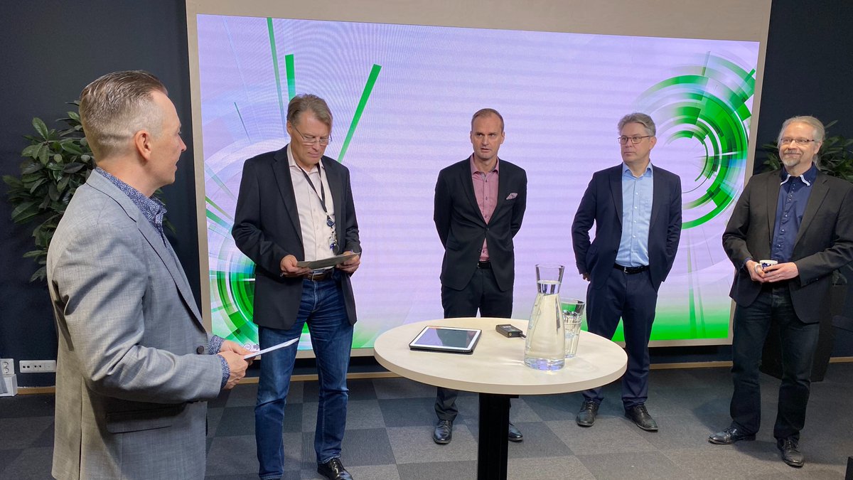 erillisverkot's tweet photo. Turvallisuus hehdään yhdessä! Tarvitsemme hyviä kumppaneita, kun tuomme uutta teknologiaa turvallisuustoimijoille, klousaa @KauppinenAntti #ervenatpäivä 💪✨ Kiitos @ElisaOyj @ericsson_fi @teliafinland @AirbusSecurity @Pelastusopisto sekä kaikki teknologiastriimiin osallistuneet! https://t.co/KlVO48B2DU