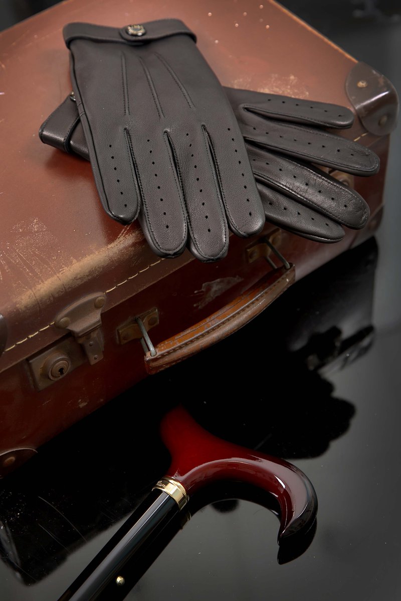 With the release of #NoTimeToDie we are reminiscing about when we spotted #DanielCraig wearing our 'Daniel' and 'Flemming' gloves in the #JamesBond films 'Skyfall' and 'Spectre'.

Click the links to shop!
🌌bit.ly/3urymQ8
🧐bit.ly/3sWydSs