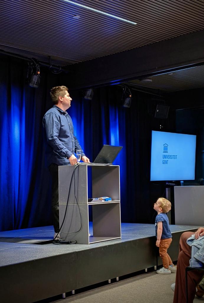 PtrMoens's tweet image. Yesterday, I successfully defended my PhD thesis on the democratic accountability of political staffers. It's been great to close this adventure surrounded by friends and family. But there's nothing like the feeling of your son looking up to you. 😅