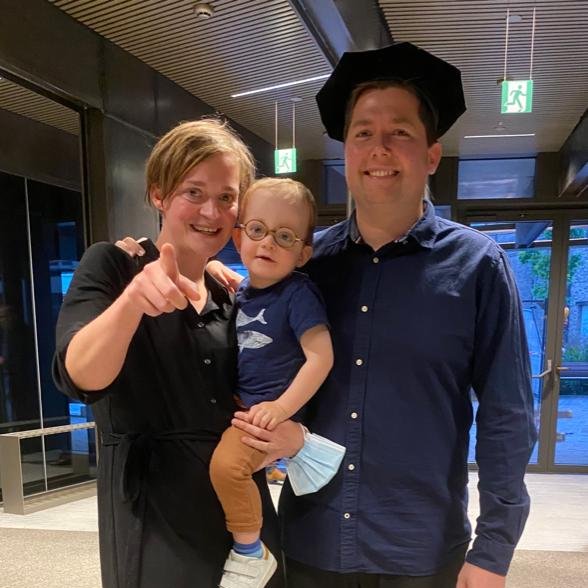 PtrMoens's tweet image. Yesterday, I successfully defended my PhD thesis on the democratic accountability of political staffers. It's been great to close this adventure surrounded by friends and family. But there's nothing like the feeling of your son looking up to you. 😅