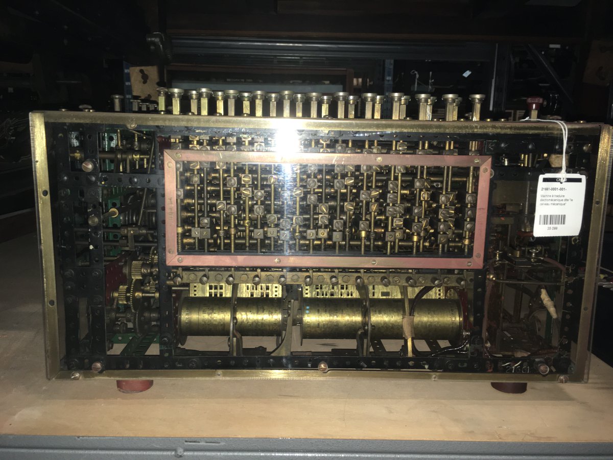 ArtsetMetiers's tweet photo. #JournéeMondialeDeLaTraduction Le "Cerveau mécanique" inventé par Georges Artsrouni vers 1932, est considéré comme le premier essai de #traduction automatique et de traitement de l'#information. Cet exemplaire, acquis en 1964, est le second modèle réalisé par Artsrouni. https://t.co/LEzkdZYp39