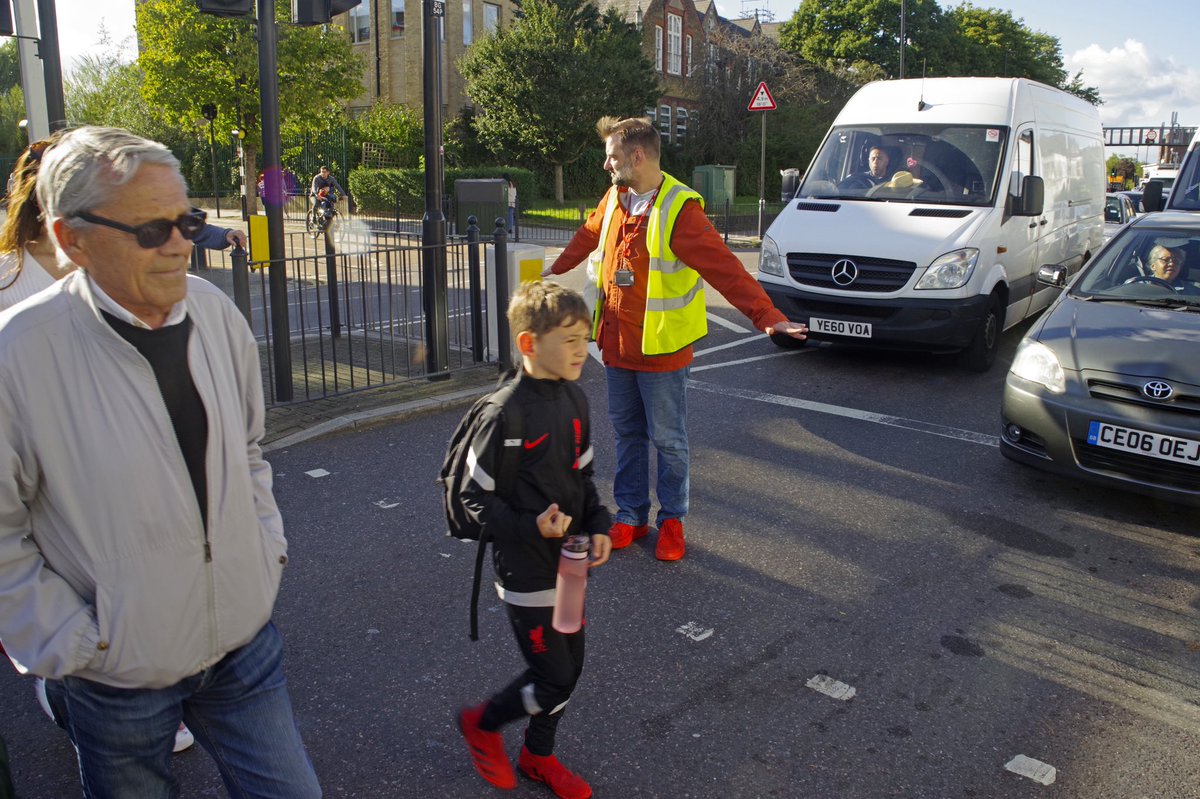 carlafrancome's tweet photo. (1/3) Make no mistake. Right now in Bounds Green, WE’RE AT WAR. It’s people versus cars, and cars are winning. But we’re fighting back. We’re fighting for our air, for our safety, for our sanity. We’ve been sworn out, beeped at, poisoned, almost hit by cars. Yesterday, we took… https://t.co/oBxEzEYqqN