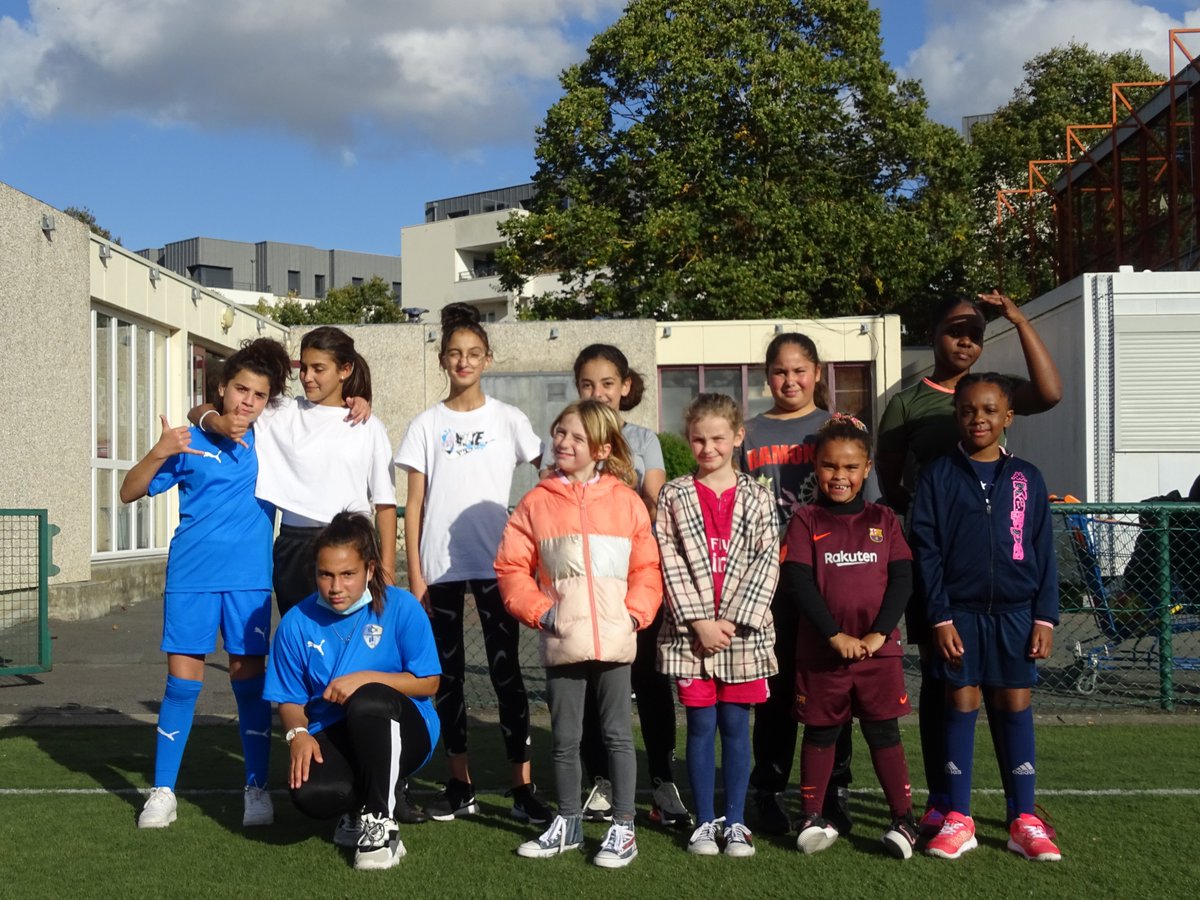 [PORTE OUVERTE FEMININE]
Petit retour sur notre journée d'hier après-midi où nous avons fait la rencontre de jeunes filles enthousiastes et pleines d'énergie! 
Le club est fière de pouvoir avancer dans son projet de football féminin et espère l'élargir au fil du temps. 
⚪️🔵
#fff