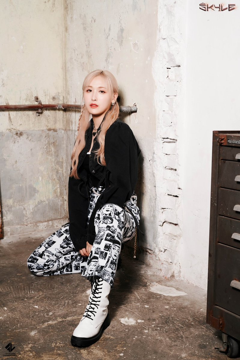 [📸]

SKYLE Debut Single <FLY UP HIGH>
'DA DA DA' Concept Image

👑 2021.10.01 AM 12:00 (KST)

#SKYLE #스카이리
#UJEONG #우정