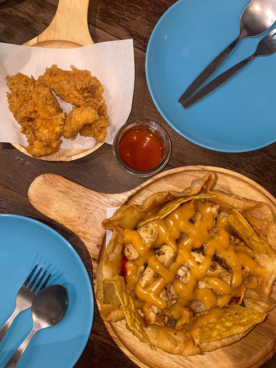 upyouralley_'s tweet photo. 8. เชื่อว่าใครที่เป็นแฟนอาหาร Mexican ต้องรู้จัก กับร้าน Wraptor (Ari) เราชอบกินเมนู Taco Salad with shrimp (รูปที่4) มากมาก Mexican Fries 6/10 ไปกินที่ร้านด้วยสั่งมากินที่บ้านด้วยตลอด *ราคากลางๆ* 7/10 🇲🇽🌮🌯🥙✨(ตัดคะแนนเพราะบางวันให้กุ้งน้อยอุแง้) #อร่อยไปแดก @aroii https://t.co/JZstTuPUuz