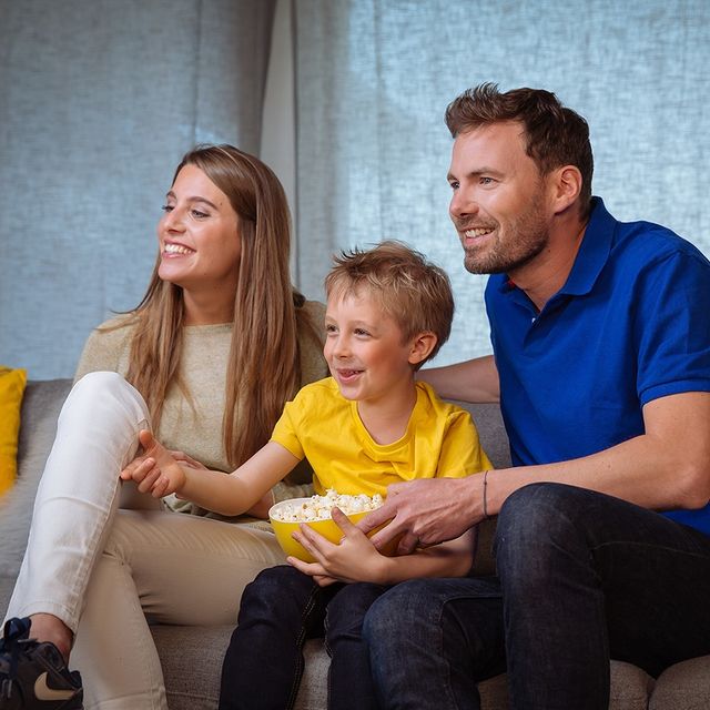 Family is everything! 👪 Doe de #gordijnen dicht met 1 druk op de knop en geniet ongestoord van een gezellige filmavond. 📺🍿

#somfy #familie #family #raamdecoratie #filmavond #genieten