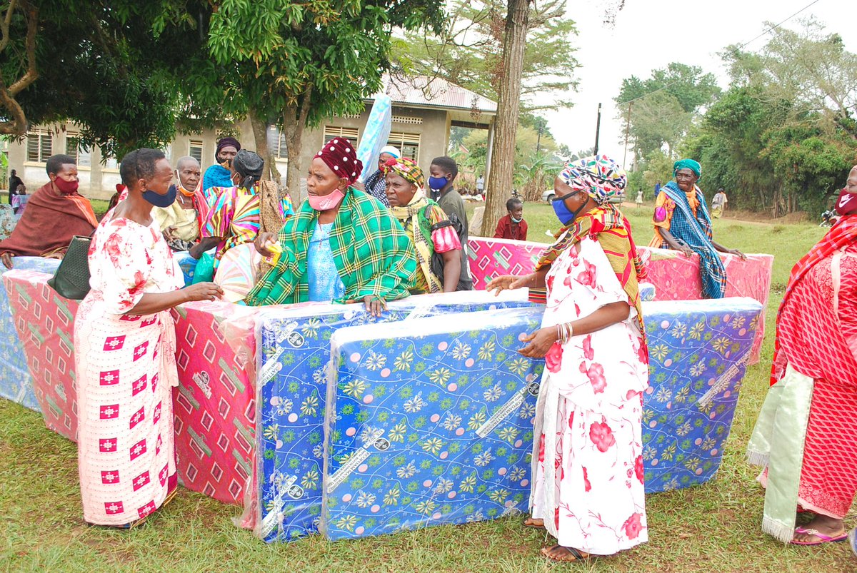 We gave out 100 mattresses to #grandmothers in Lwankoni Sub-county, Kyotera District. They had for so long decried  sleepless nights caused by wornout mattresses. We thank our partner,@stephenlewisfdn for supporting us for now 15 years.