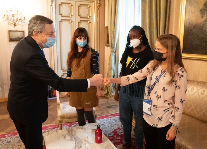 Il Presidente Draghi con le attiviste ambientali Greta Thunberg, Vanessa Nakate e Martina Comparelli
