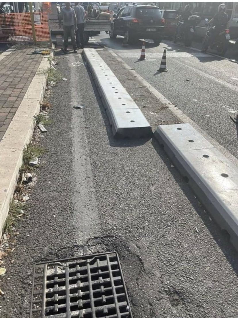 RomaTutti's tweet image. Cercando di salvare il salvabile a tre giorni dal voto: stanno restringendo la ciclabile a Pineta Sacchetti perché le ambulanze restano bloccate nel traffico, e il Gemelli ha fatto ricorso al comune.