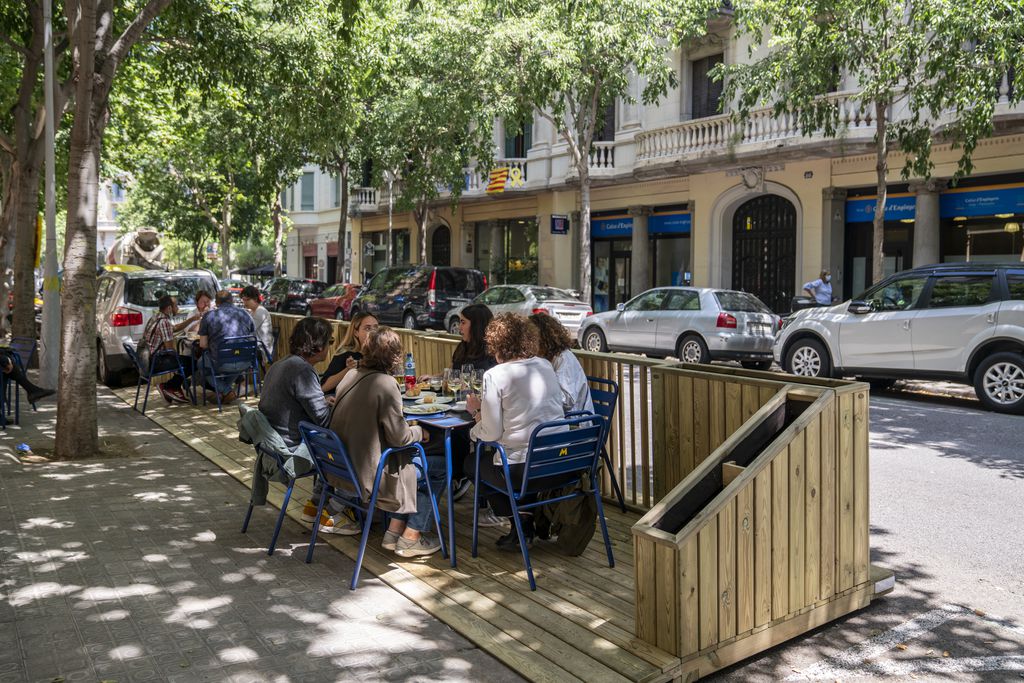 📢🆕 A partir d'avui s'apliquen noves mesures #covid19 en l'àmbit de la restauració i l'esport:

🍴 Bars i restaurants: permesos els grups de fins a deu persones a l'interior i l'exterior.
🏟️ Grans instal·lacions esportives: ampliació de l'aforament.
#BCNcuidat

👇 Més detalls:
